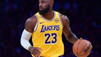 詹姆斯连续10分是以最完美的方式终结的！但纪录早就历史独一档！